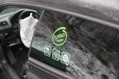 Geislingen: Trotz Gegenverkehr ueberholt / Schwer verletzte Frau im Auto eingeklemmt 